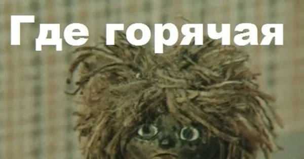Жители Ярославля стоят у подъезда дома, требуя вернуть горячую воду