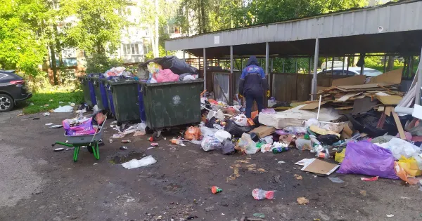 Переполненные мусорные контейнеры и разбросанные отходы во дворе дома №5 корпус 2 на улице Павлова в Ярославле